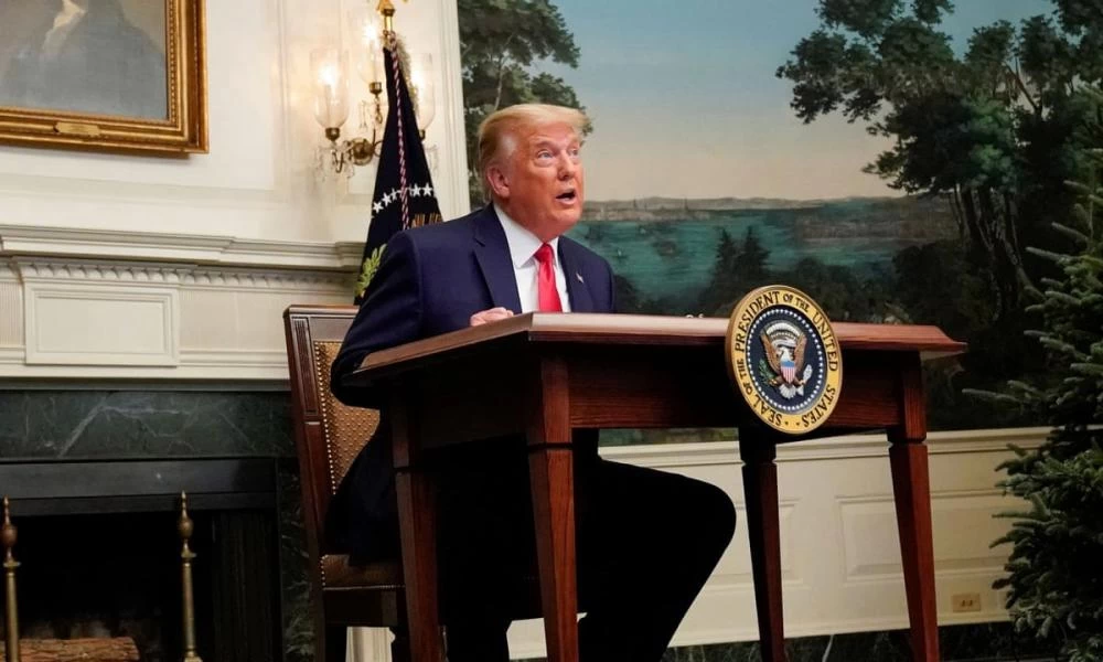 Χαμός στο ίντερνετ με τον "γίγαντα" Τραμπ που έκατσε σε μικρό γραφείο!